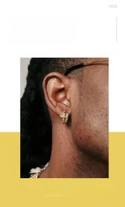 Gros plan de boucles d'oreilles nœud en acier titane avec strass brillants style hip-hop