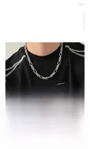 Gros plan sur le collier hip-hop en acier titane aux maillons épais et style punk chic