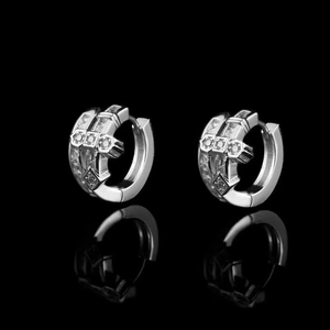 Boucles d'oreilles modernes en argent avec trois zircons carrés et design poli empilé