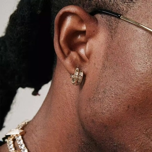 Boucles d'oreilles créoles dorées hip hop avec zircons carrés et collier assorti