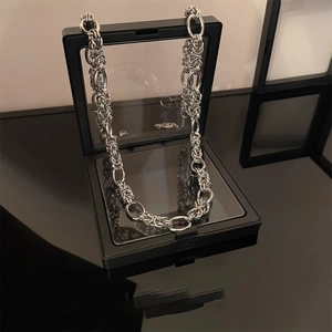 Collier punk en acier titane argenté avec des anneaux multicouches au style industriel