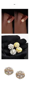 Dettaglio di orecchini magnetici a sfera in oro e argento con strass scintillanti