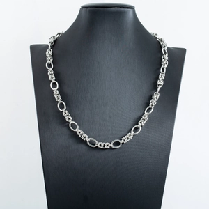 Collier à maillons épais en acier titane style punk exposé sur un buste de mannequin noir