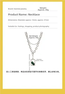 Vue détaillée du collier à double chaîne avec pendentif en pierre verte et mesures
