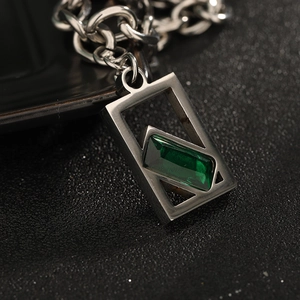 Collier minimaliste en titane argenté avec pendentif émeraude verte de style high street hip-hop