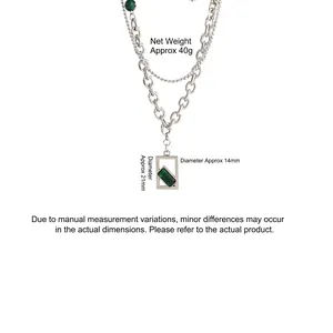 Collier double couche en acier titane argenté avec un pendentif rectangle gemme verte