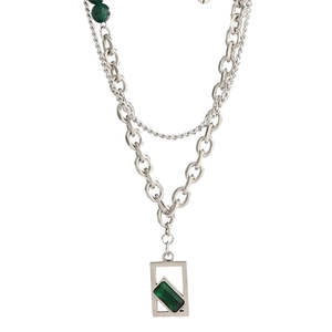 Collier double épaisseur hip hop avec pendentif vert émeraude et chaînes argentées