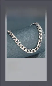 Dettaglio del bracciale a catena cubana in argento lucido con finitura metallica