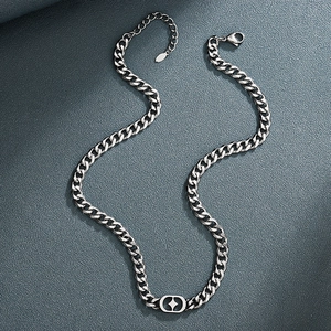 Collana a maglia cubana argento con ciondolo CD a stella su sfondo scuro testurizzato