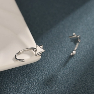 Boucles d'oreilles étoiles argentées géométriques avec surface facettée pour hommes et femmes