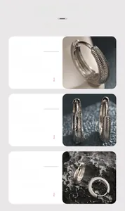 Détail macro de boucles d'oreilles anneaux argentés avec motif alvéolé et fini plaqué