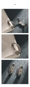 Détail de boucles d'oreilles argentées à texture grainée avec fermoir à charnière robuste