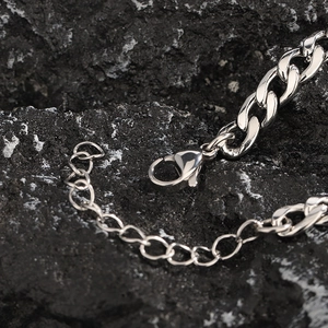 Bracciale a catena barbazzale in acciaio al titanio argento lucido con chiusura a moschettone