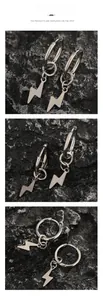 Vues détaillées de boucles d'oreilles éclair en argent sur fond de pierre noire