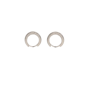 Paire de boucles d'oreilles créoles argentées avec détails micro-pavés étincelants