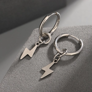 Boucles d'oreilles créoles avec pendentif éclair en acier titane argenté poli