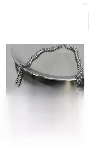 Détail de la chaîne cubaine en acier titane avec pendentif éclair bleu et strass