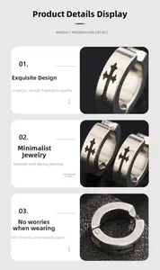 Vue détaillée des boucles d'oreilles en acier inoxydable avec motif croix et fini poli