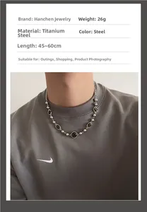 Détail du collier œil de tigre en acier titane avec perles métalliques et pierres sombres