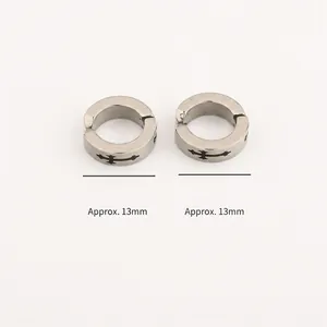 Clips d'oreilles polis en acier titane avec motif croix et diamètre de 13 mm