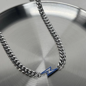 Collier chaîne cubaine argentée avec pendentif éclair émail bleu et zircon blanc