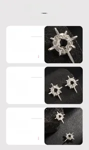 Détail macro d'une boucle d'oreille magnétique en argent avec pierre noire sur roche
