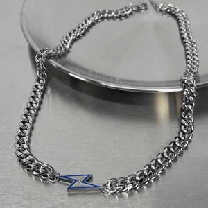Pendentif éclair argenté sur une grosse chaîne cubaine en acier titane pour homme et femme