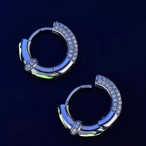 Minimalistische silberne Huggie-Ohrringe mit dreireihigem Zirkon-Pavé für Damen und Herren