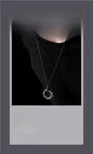 Vue macro d'un pendentif anneau torsadé avec cordon en cuir noir de style punk