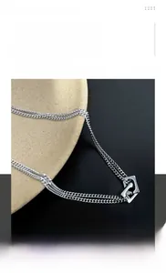 Détails du collier en acier titane avec double pendentif en forme d'anneaux carrés imbriqués