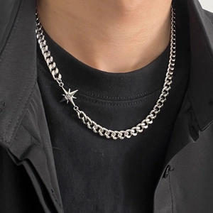 Silberne Gliederkette mit achtzackigem Sternanhänger am männlichen Model