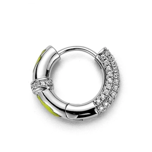 Herren-Creole mit Pflaster-Diamanten und gelber Emaille auf weißem Hintergrund
