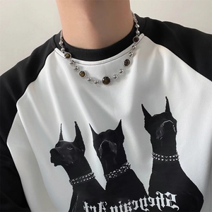 Collier en œil de tigre avec perles argentées porté par un mannequin en tee-shirt