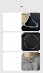 Détail d'un collier argenté à deux couches avec des pendentifs carrés géométriques