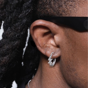 Pendientes de aro con rayo plateado y circonitas para hombre y mujer con estilo
