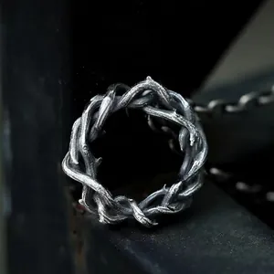 Bague épine industrielle vintage avec finition noire oxydée et textures fines