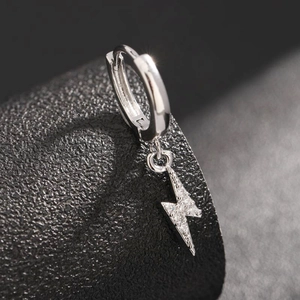 Boucles d'oreilles créoles en argent avec pendentif éclair pavé de zircons étincelants