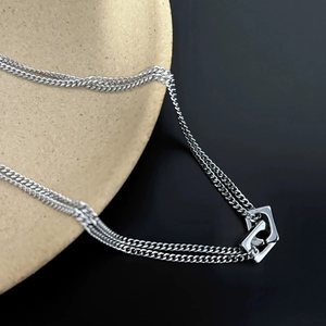 Collier double épaisseur en acier titane argenté avec pendentif carré géométrique