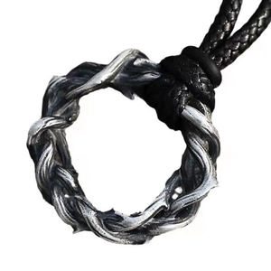 Pendentif anneau épines rétro sur collier en cuir noir avec finition argent vintage