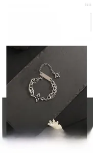 Détail du bracelet chaîne en acier titane avec pendentif croix et plaque personnalisable