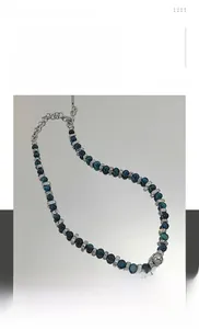 Détail de perles en pierre naturelle bleue avec fermoir mousqueton en acier titane