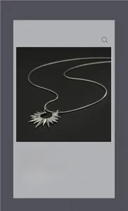 Dettaglio del ciondolo ad ala argento con design a raggiera su sottile catena snake