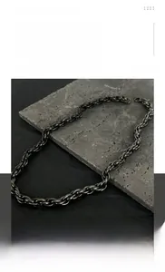 Détail du collier chaîne serpent en acier titane avec finition métallique noire