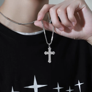 Collier avec pendentif croix en argent serti de zircons blancs pour hommes et femmes