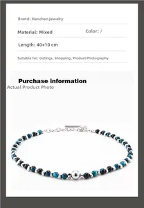 Détail du collier de perles en oeil de tigre bleu et sphères argentées avec fermoir à bascule