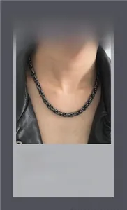 Détail d'un collier chaîne torsadée noire vintage en acier titane de haute qualité