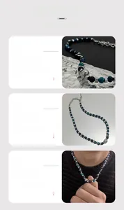 Gros plan sur collier perles bleues avec sphères argentées et finition polie