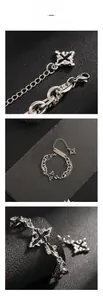 Vue détaillée du bracelet gothique en acier titane avec fermoir mousqueton et pendentif croix