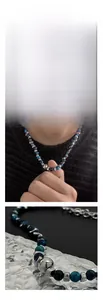 Détail macro du collier en perles d'oeil de tigre bleu avec accents géométriques argentés