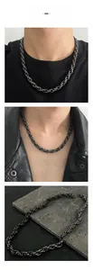 Détail d'un collier chaîne tressée gris foncé avec fermoir mousqueton style industriel